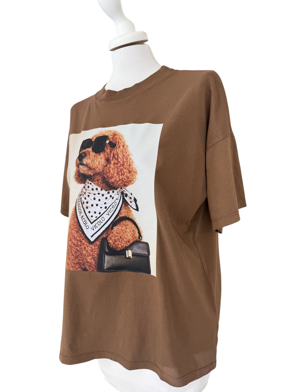 T-shirt over marrone barboncino