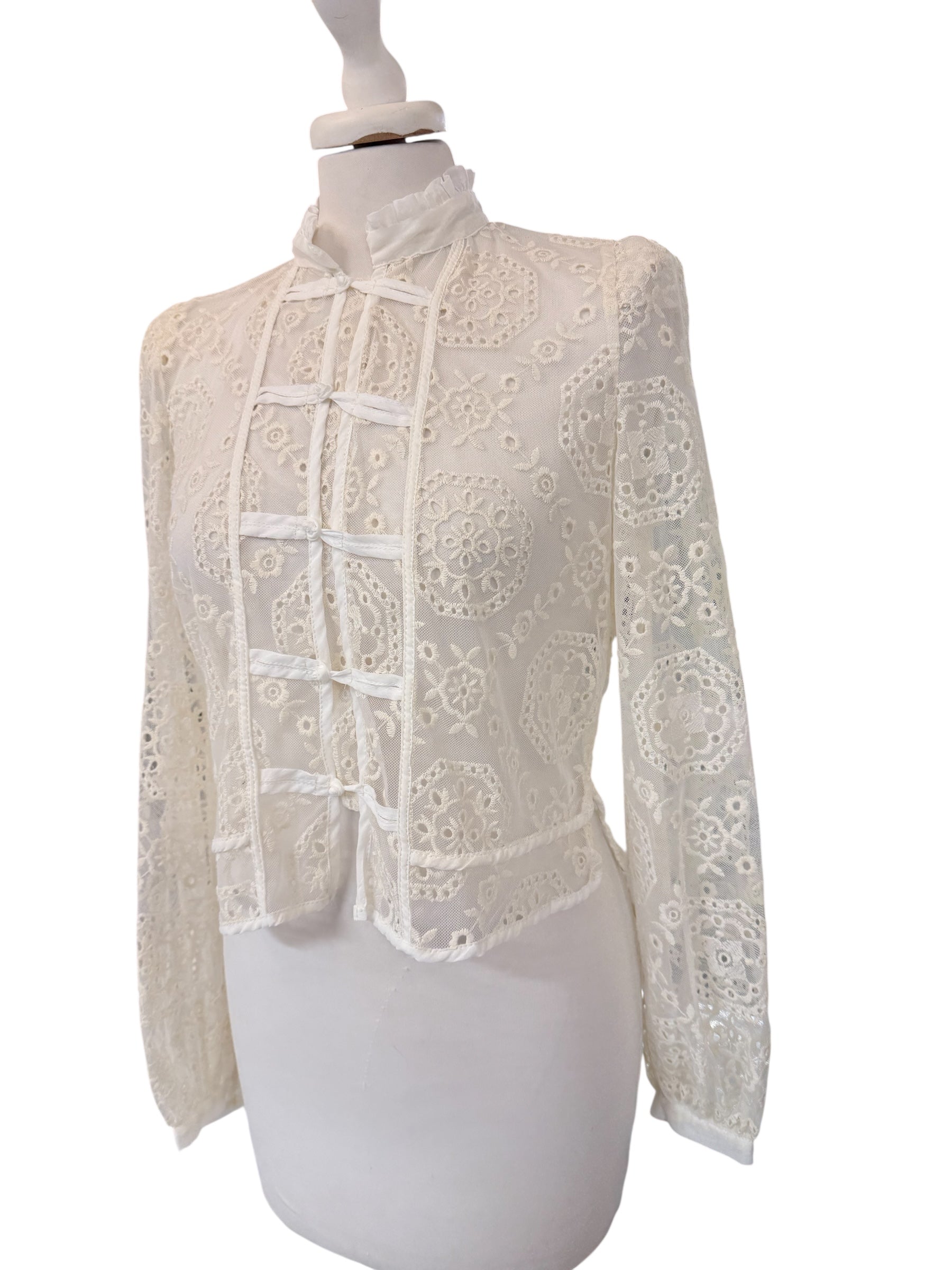 Camicia ricamo pizzo con alamari
