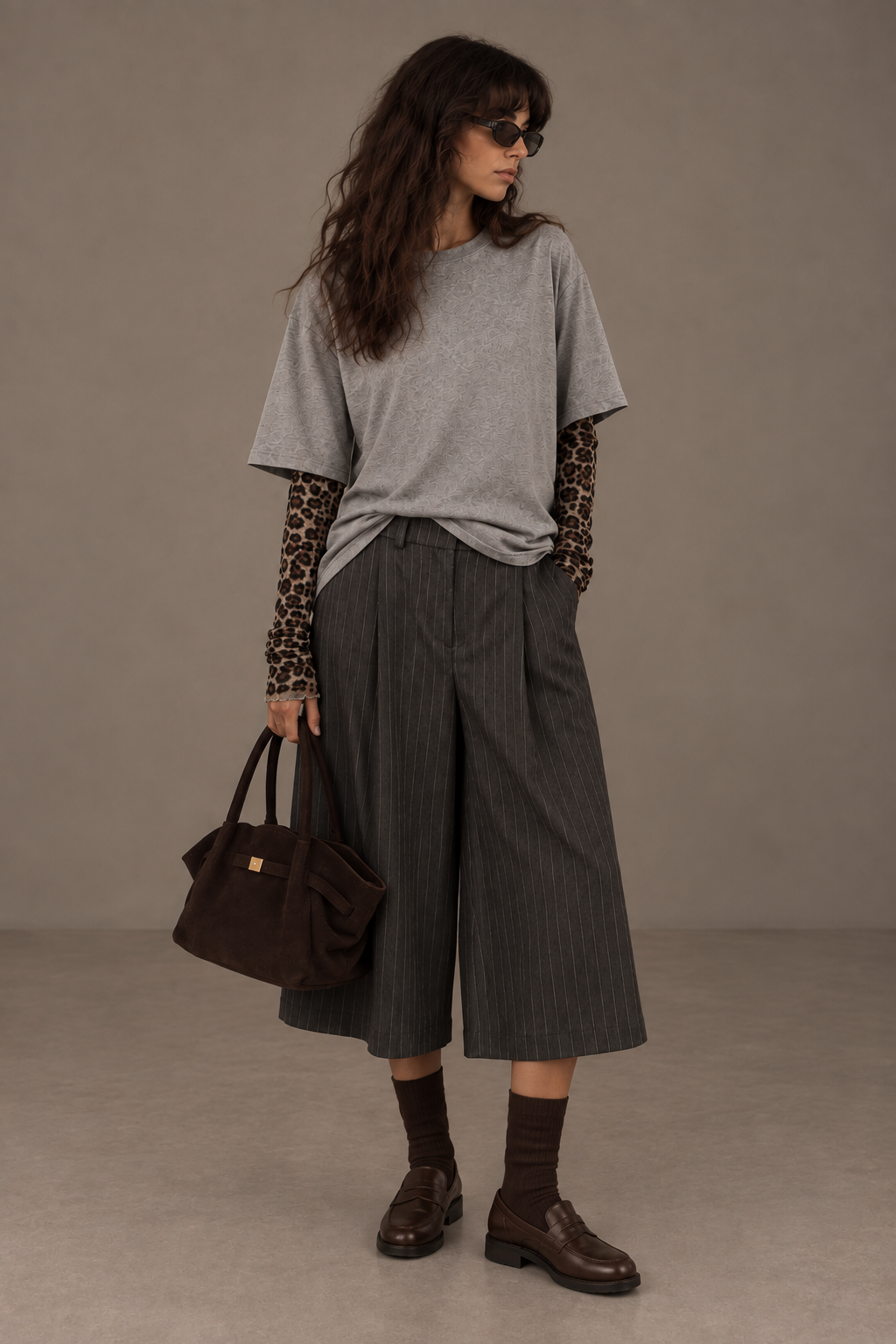 T-shirt grigio con manica maculata