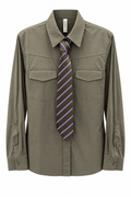 Camicia militare con cravatta e ripresa dietro