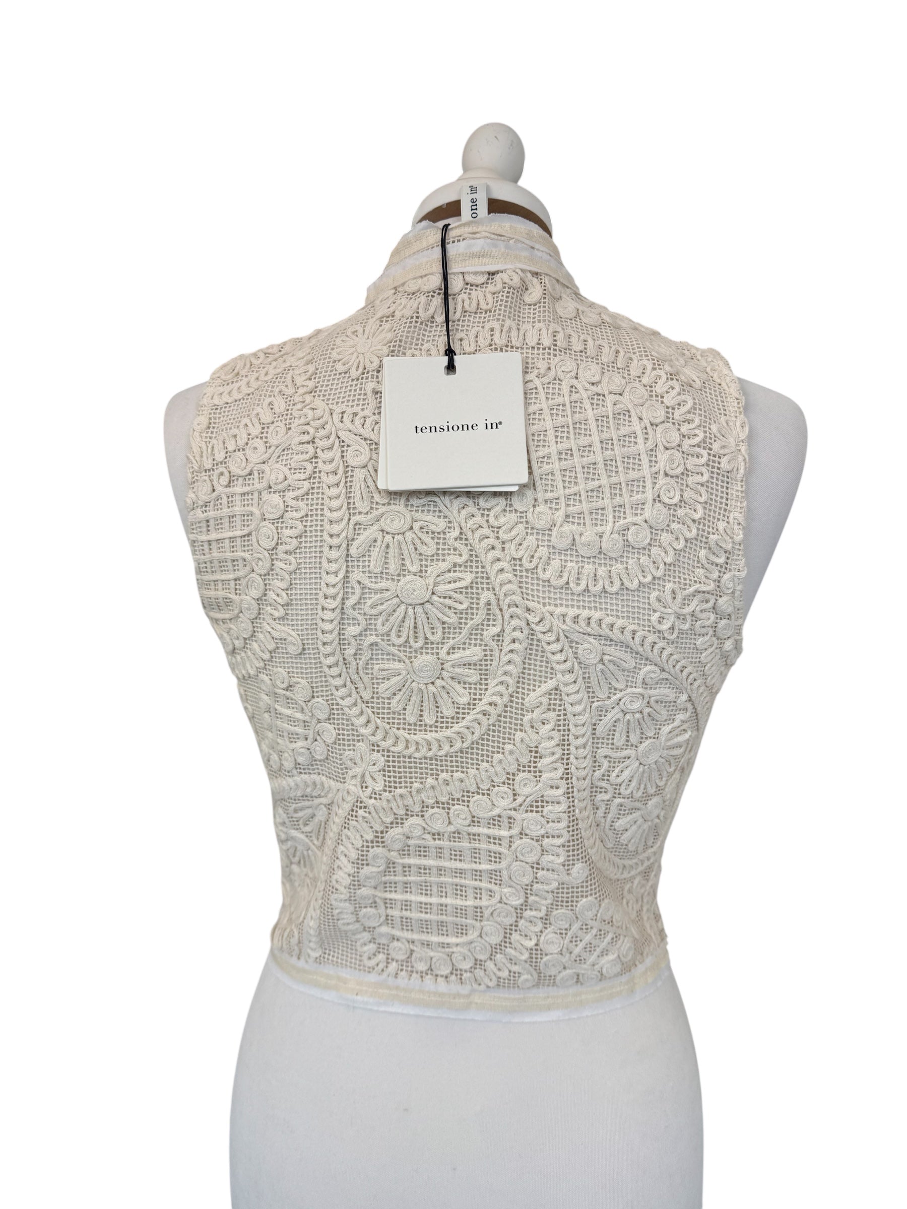 Gilet macrame con alamari