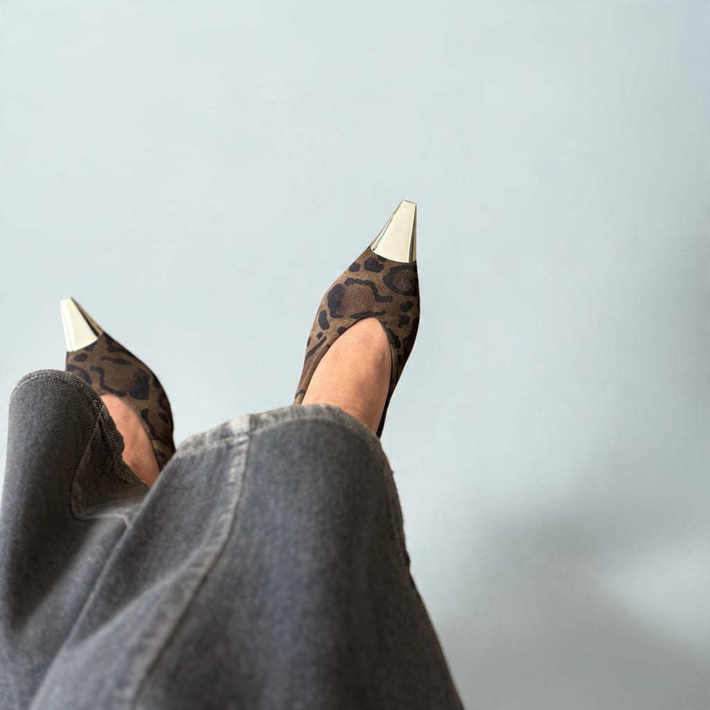 Sling back maculata alta con punta in metallo