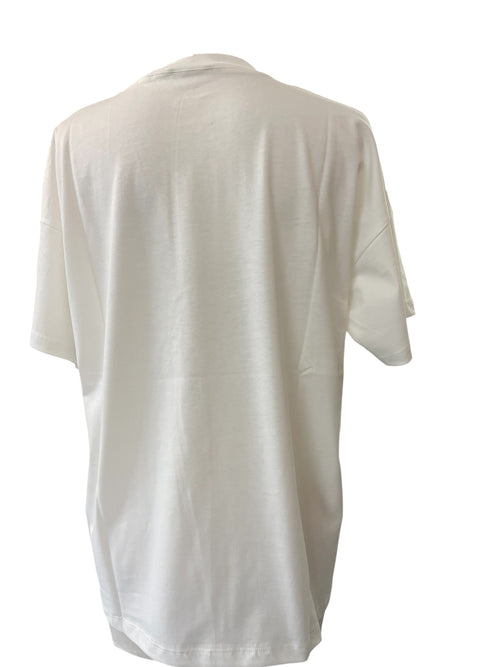 T-shirt over vicolo