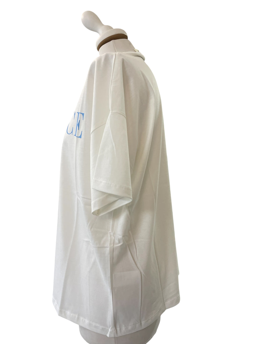 T-shirt over vicolo