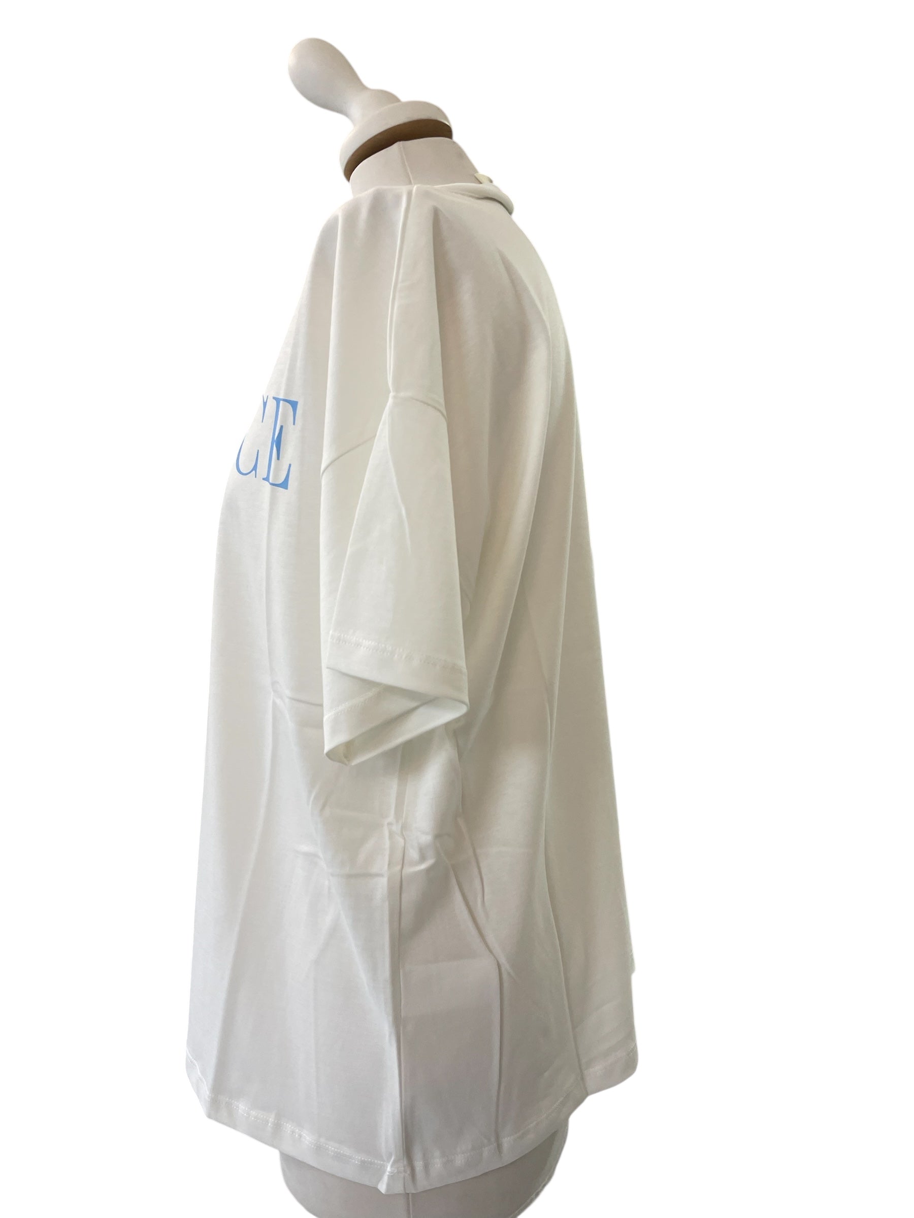 T-shirt over vicolo