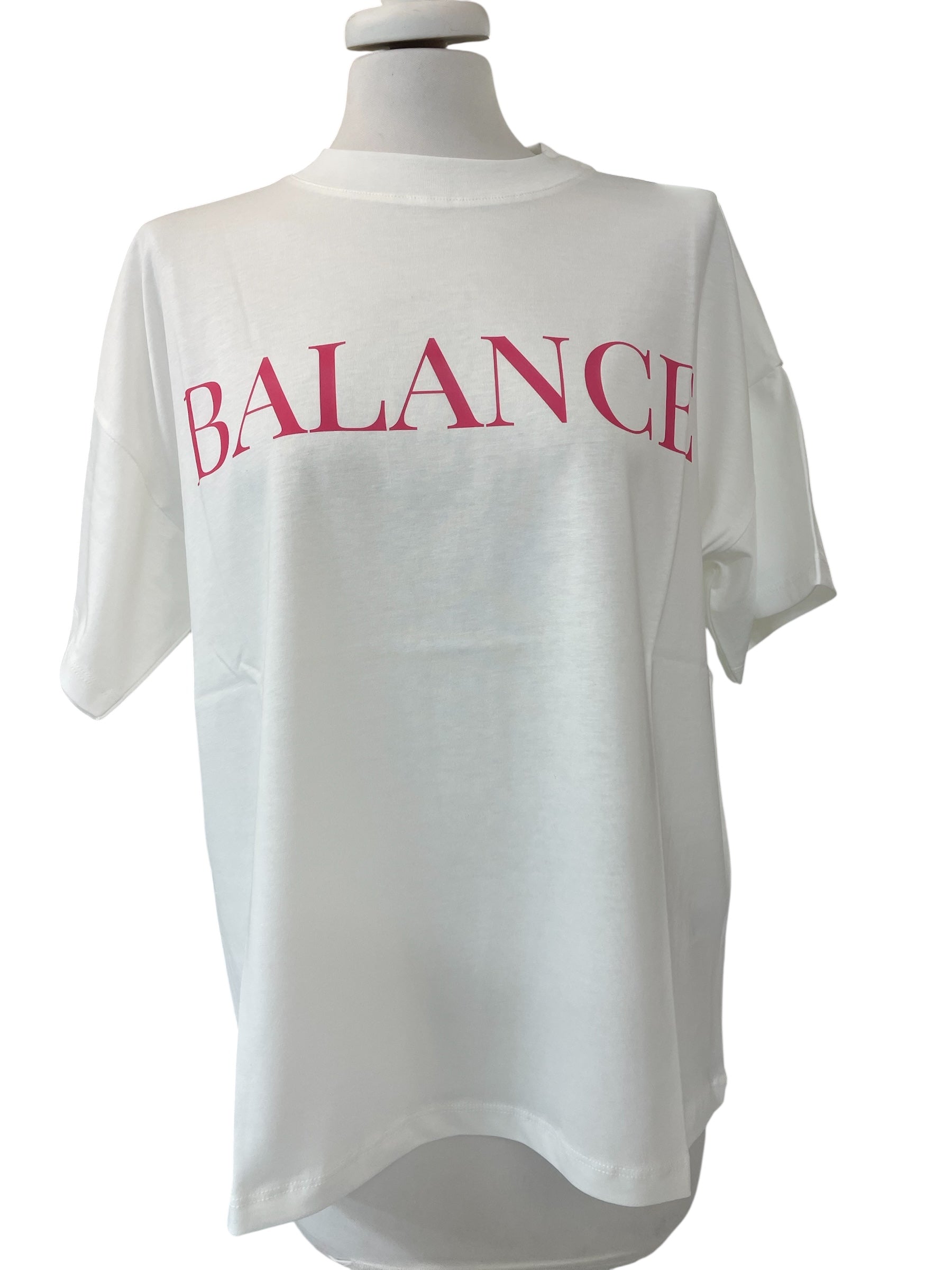 T-shirt over vicolo