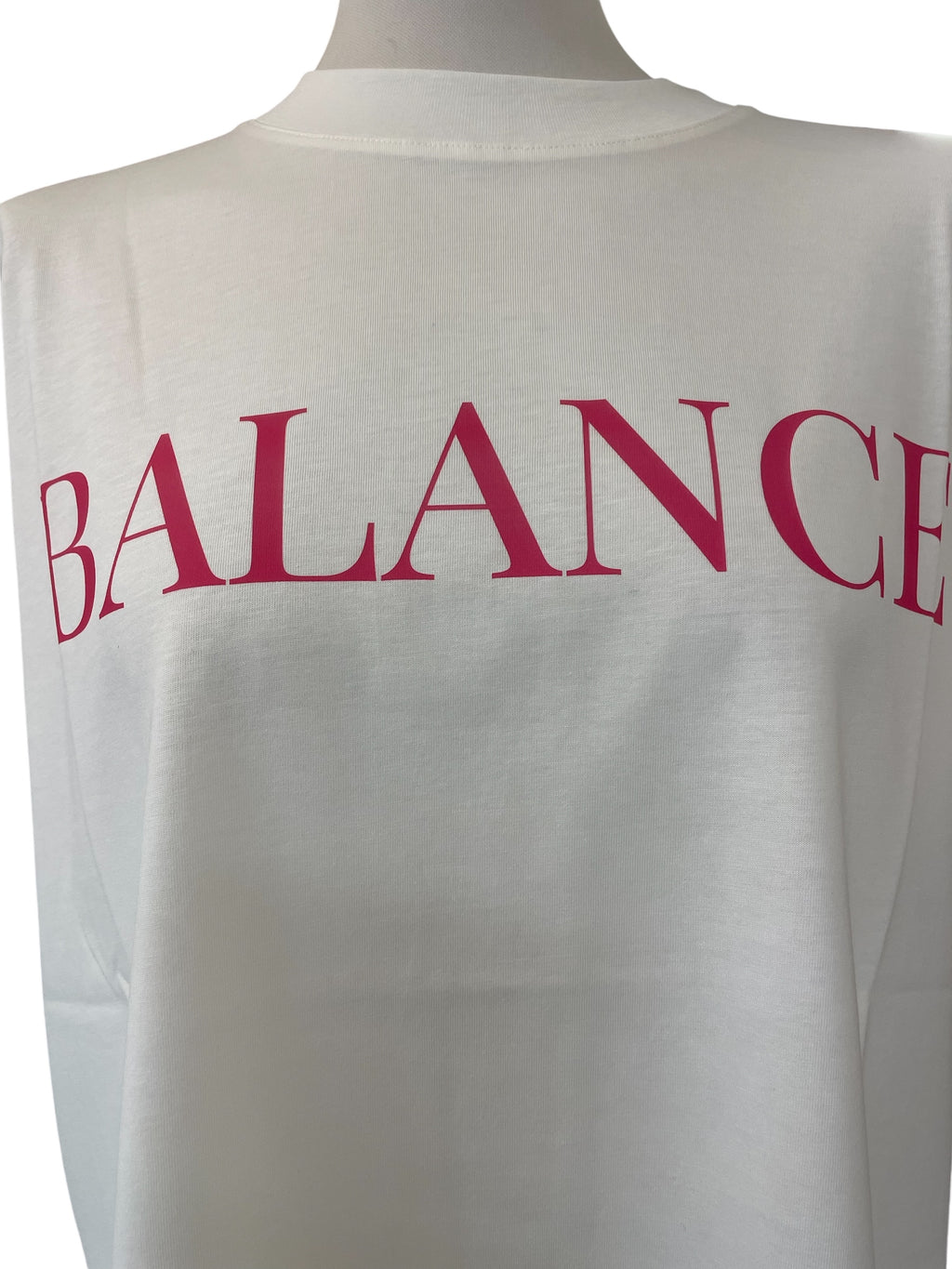 T-shirt over vicolo