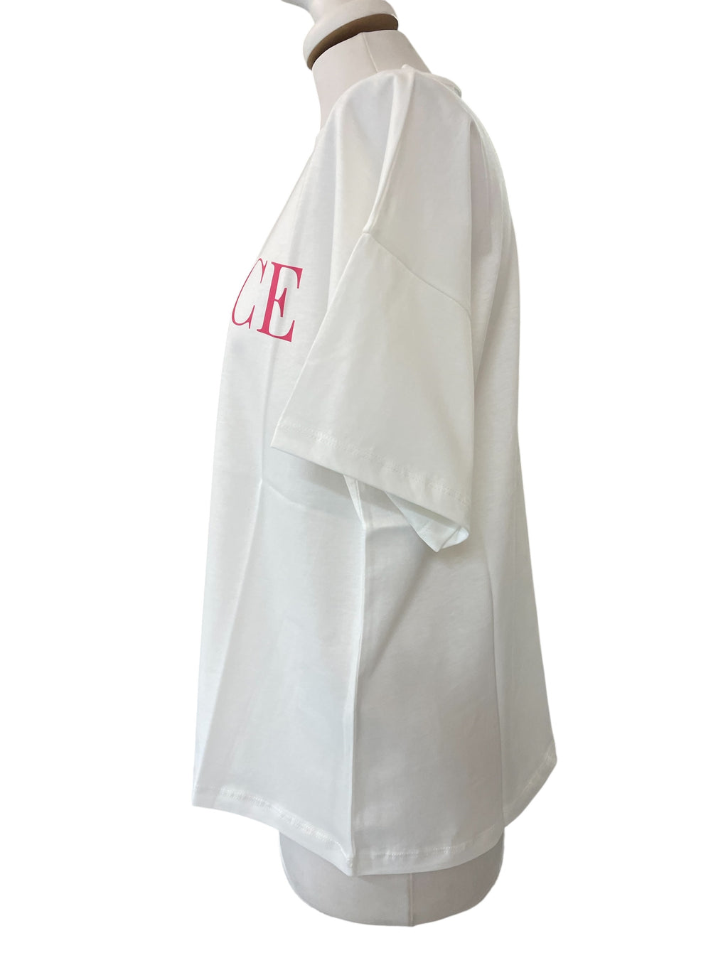 T-shirt over vicolo