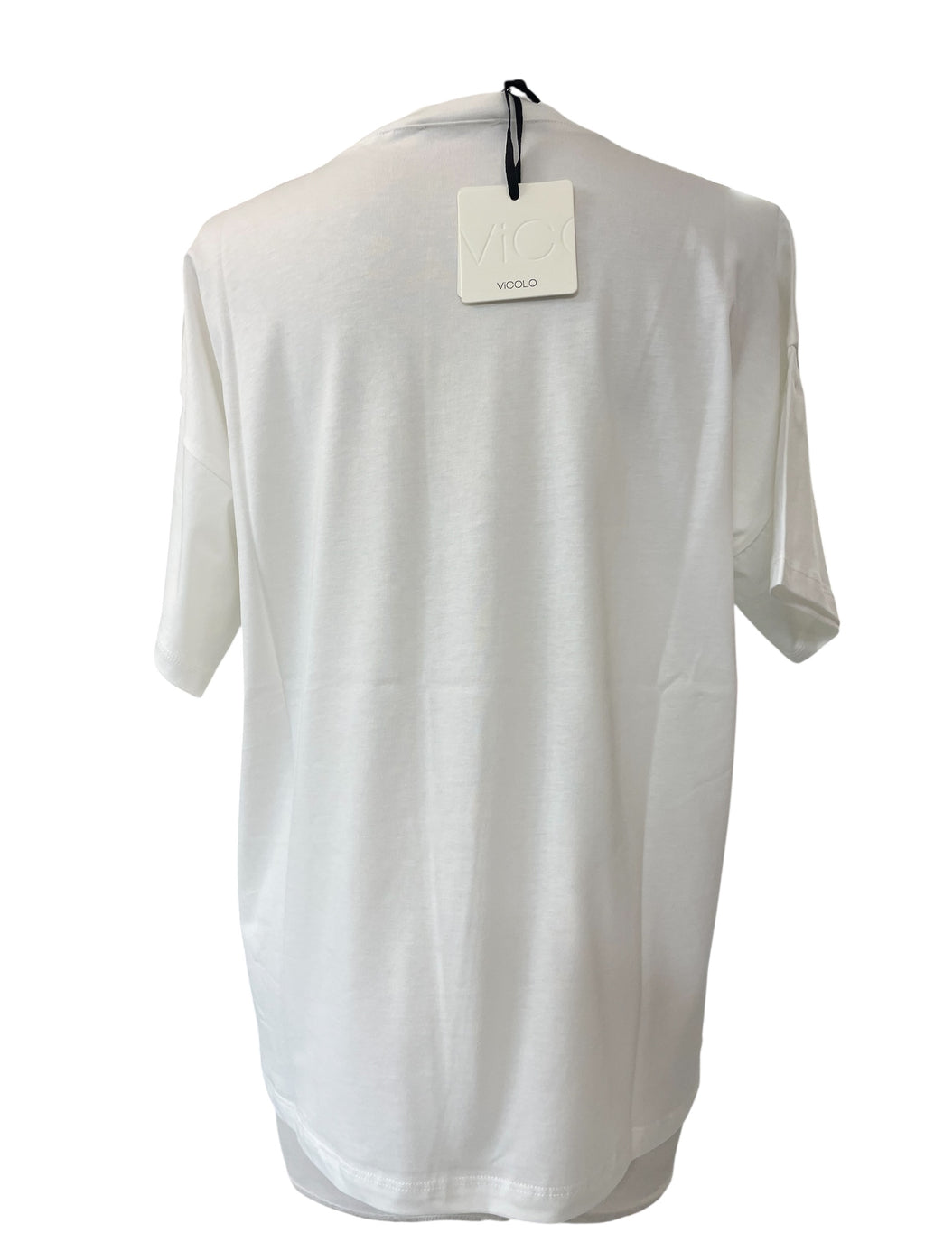 T-shirt over vicolo