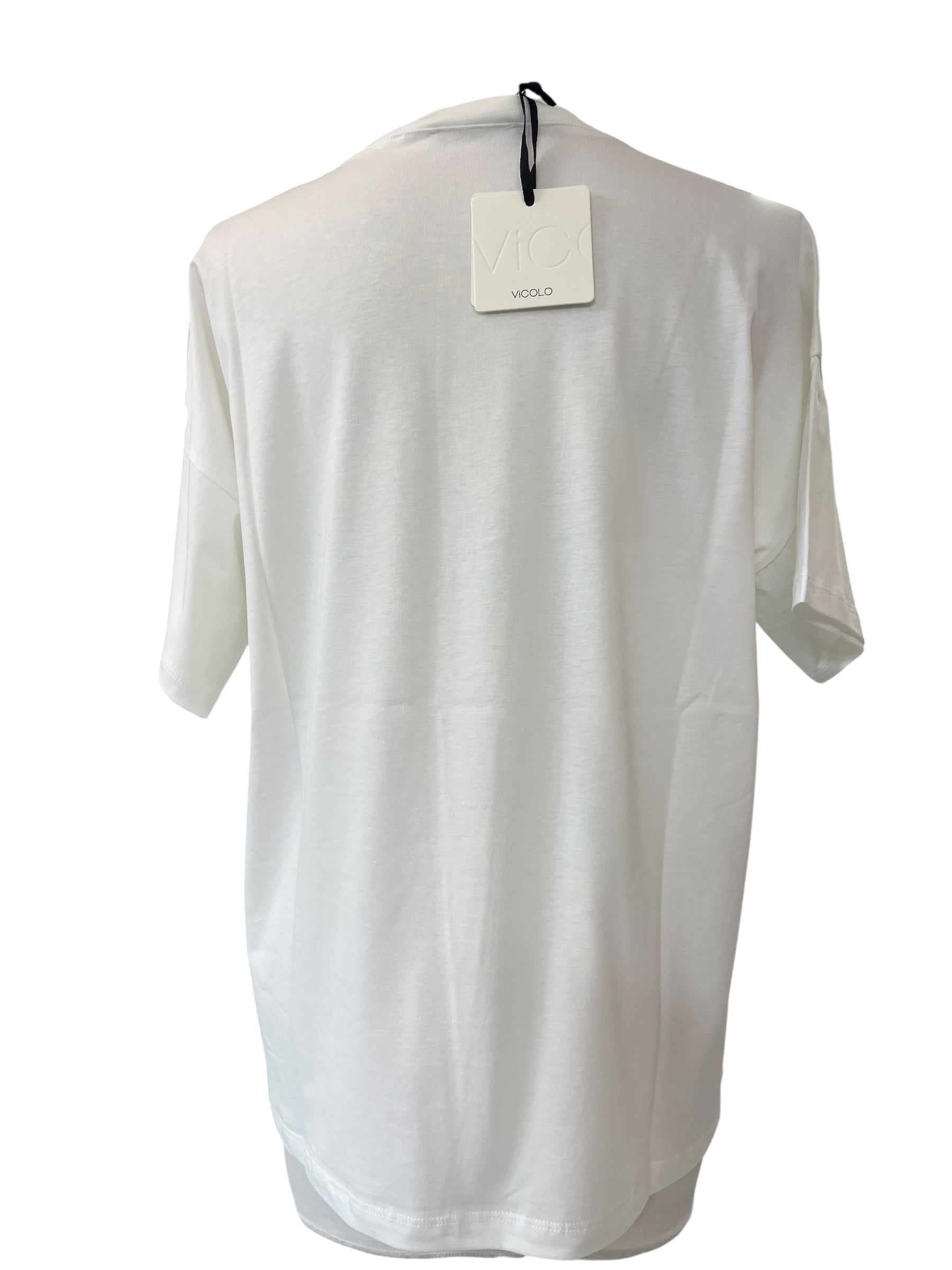 T-shirt over vicolo