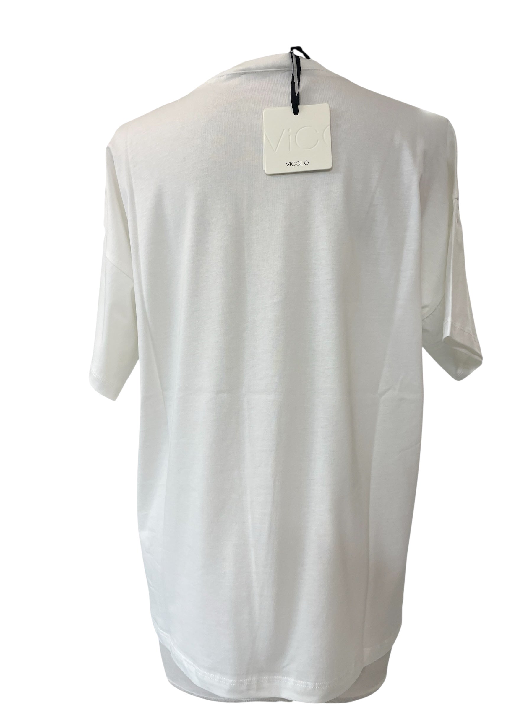 T-shirt over vicolo