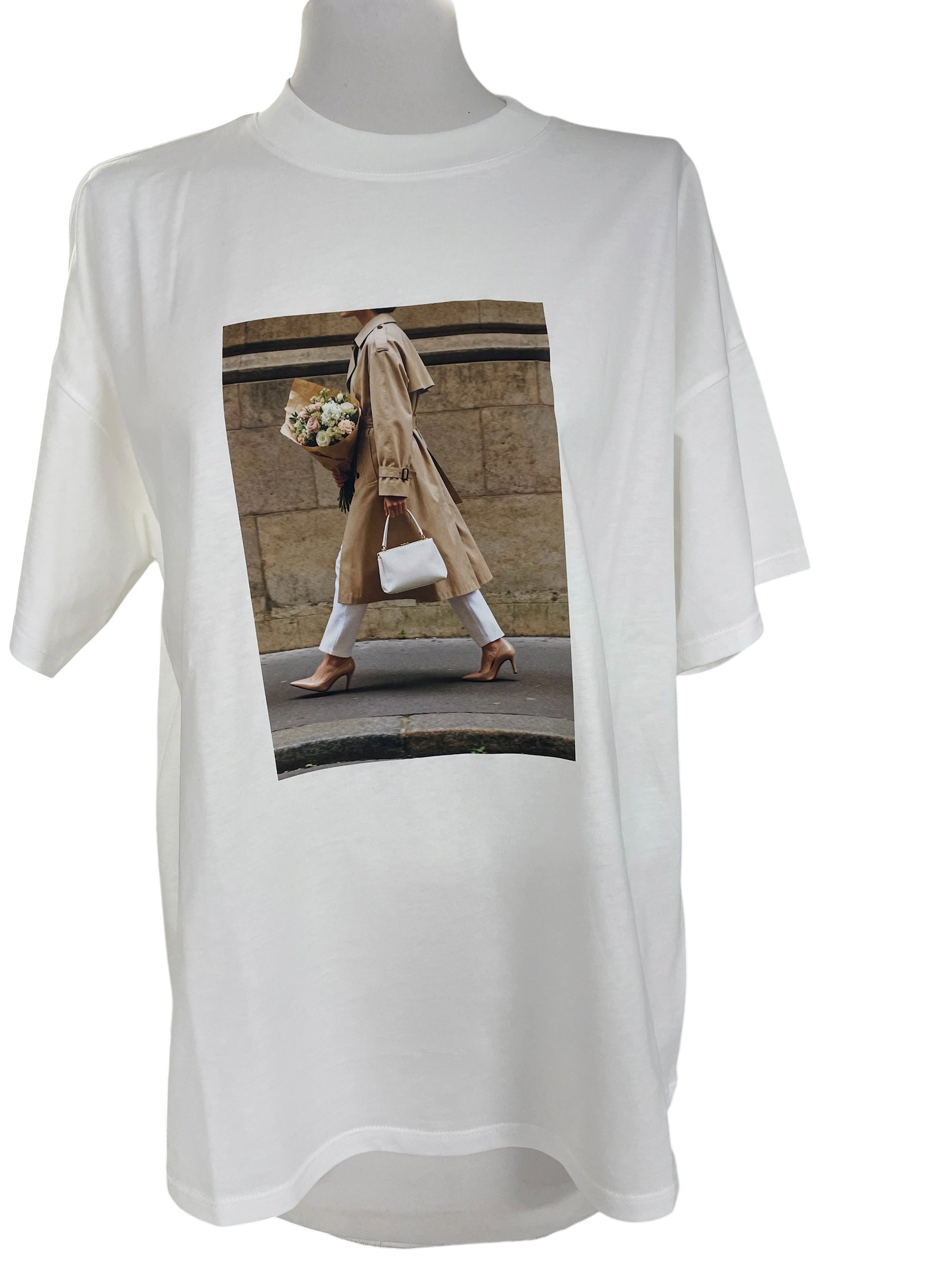 T-shirt over vicolo
